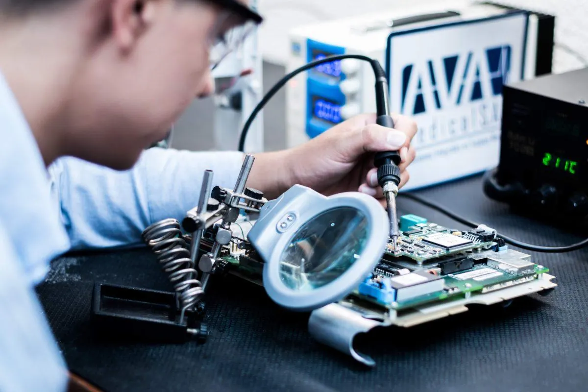 Técnico biomédico reparando una placa electrónica