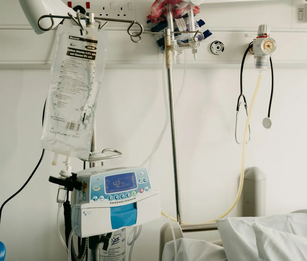 Bomba de infusión y equipos médicos en una habitación de hospital